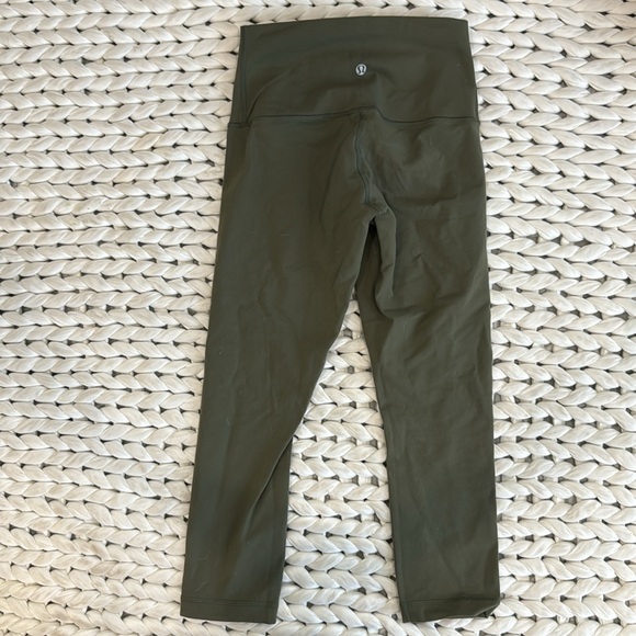 Lululemon wunder under capris. Size 4 - Picture 2 of 4